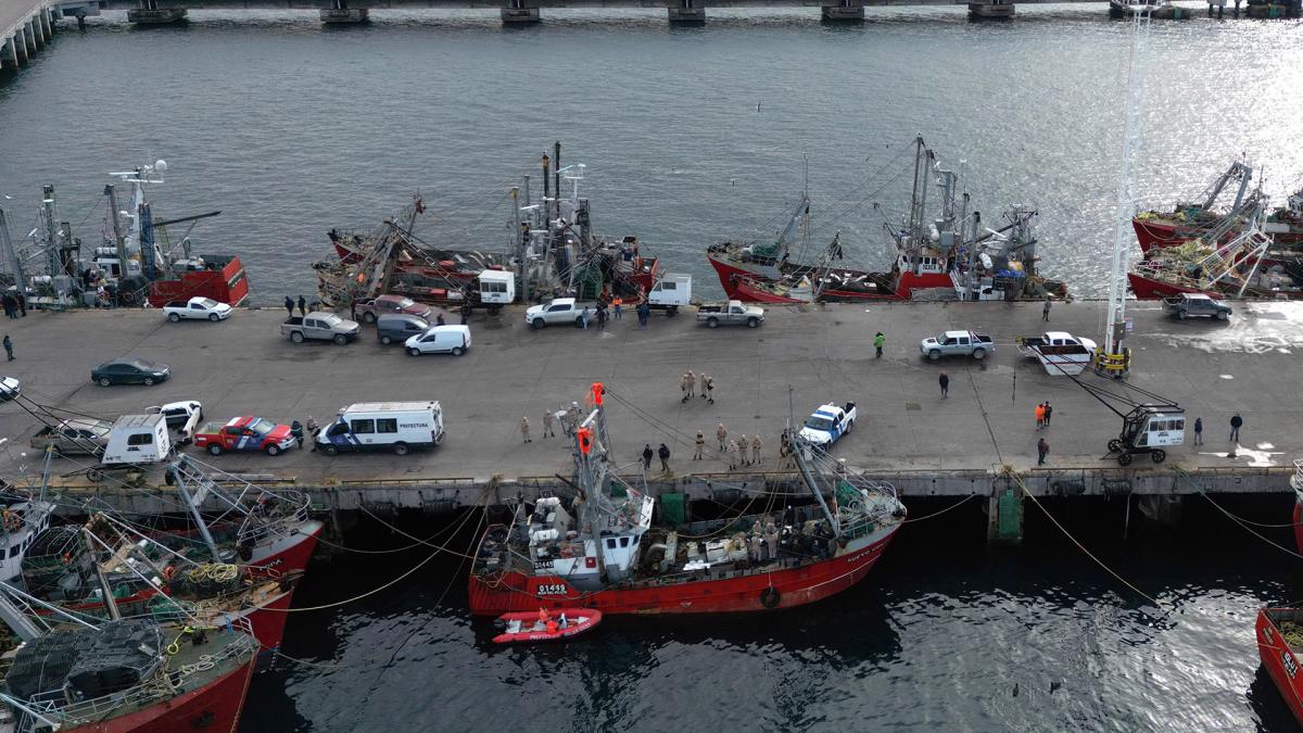La embarcacin arrib al muelle tras la directiva brindada por el juez federal 2 de Rawson Foto Maxi Jones