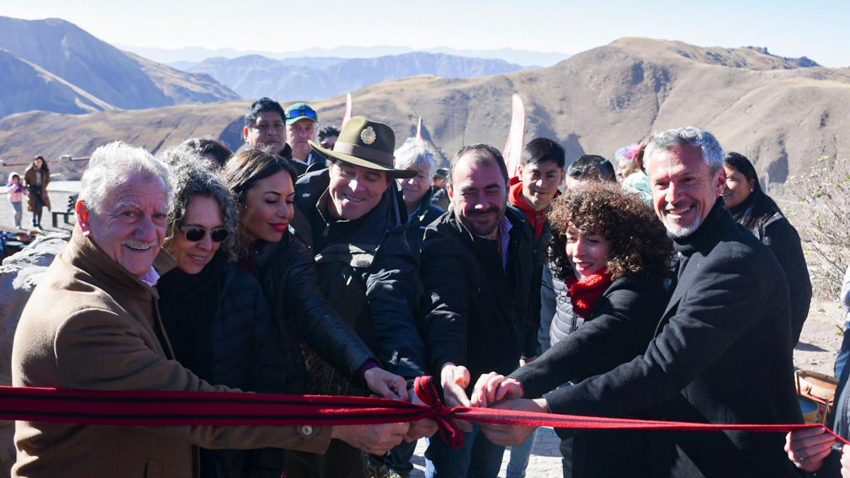 El ministro de Turismo y Deportes Mario Pea junto a una familia cordobesa considerada como el primer arribo en la temporada invernal cortan las cintas de las nuevas obras Foto Prensa Gobierno Salta