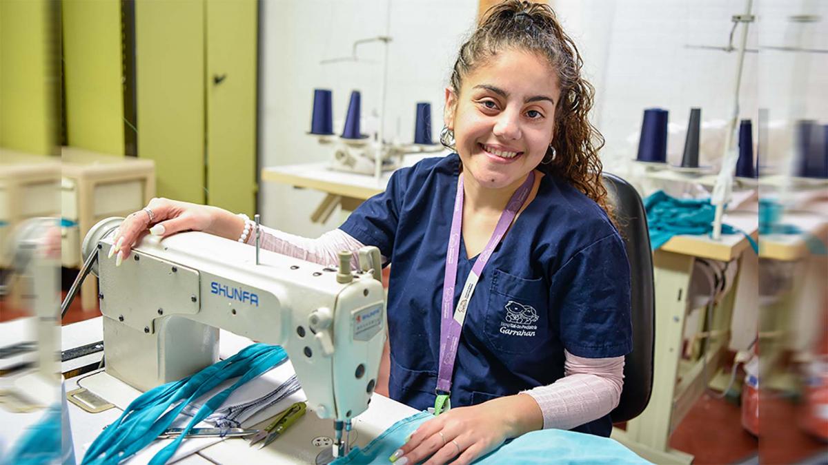 Julieta lleva una vida con normalidad practica natacin y trabaja en el rea de ropera del Garrahan Foto Gentileza Hospital Garrahan