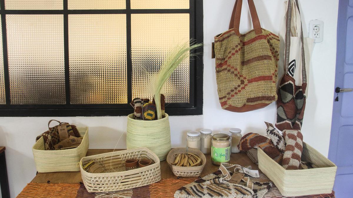 La Cooperativa de Mujeres Artesanas del Gran Chaco elabora carteras mochilas alfombras almohadones y chales en chaguar Foto Jos Gandolfi