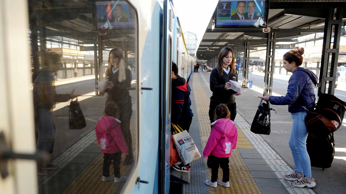 Para los pasajeros muchos de los cuales nunca haban hecho un viaje largo en tren la experiencia result maravillosa Foto Osvaldo Fantn