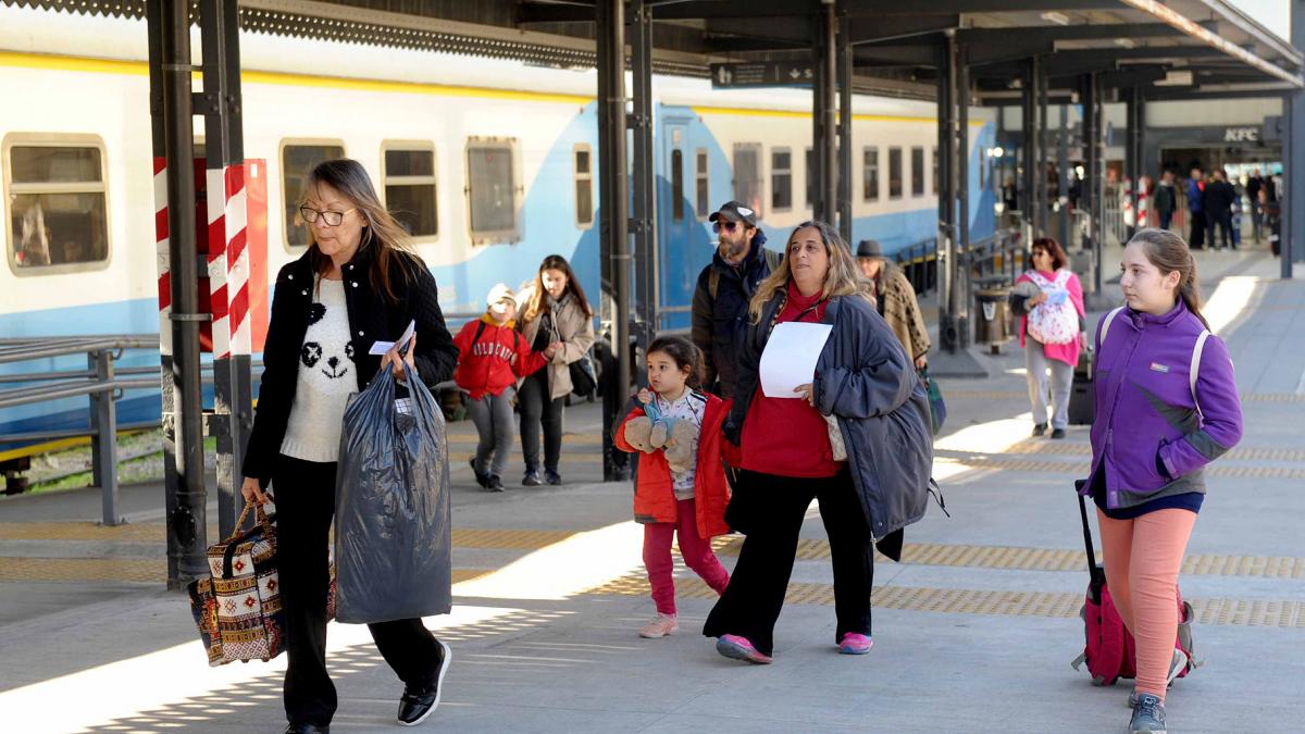El tren que une Retiro en Buenos Aires con Palmira en Mendoza tiene una frecuencia quincenal Foto Osvaldo Fantn
