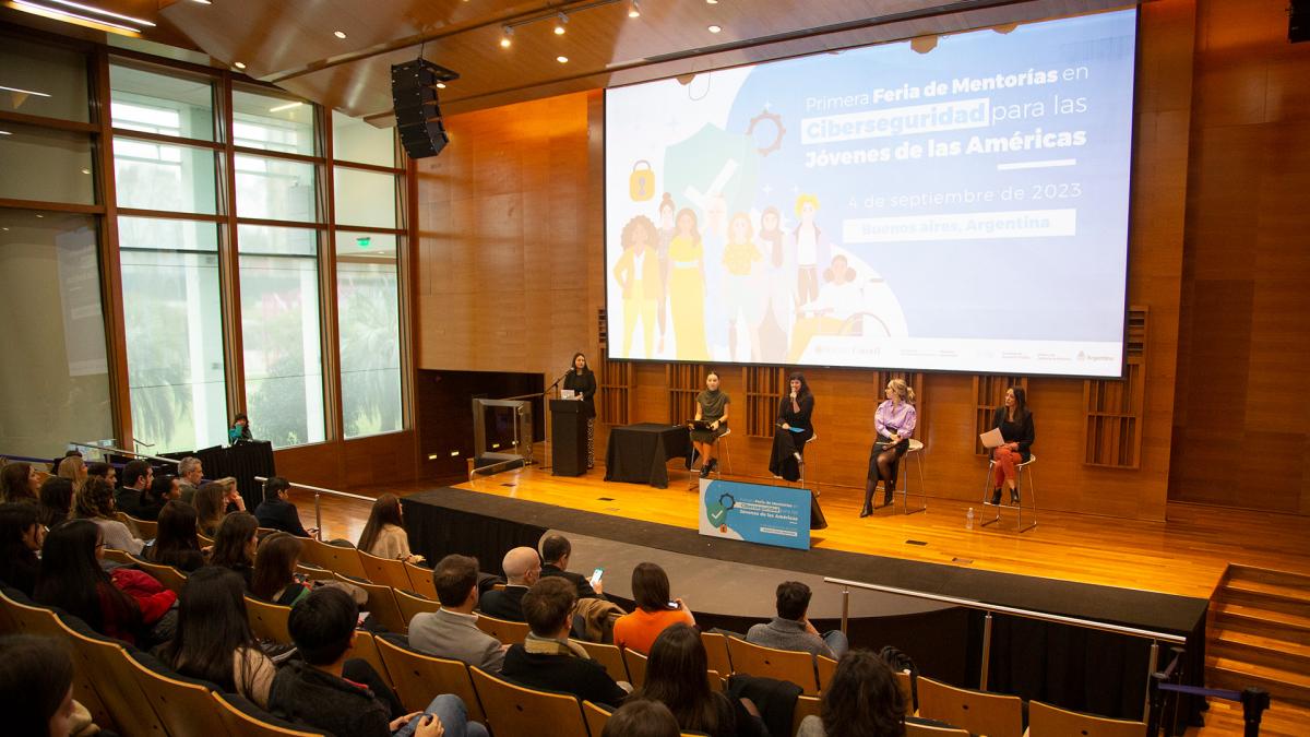 La feria de Mentoras GirlsInCyber tuvo lugar en el Centro Cultural de la Ciencia Foto Victoria Gesualdi