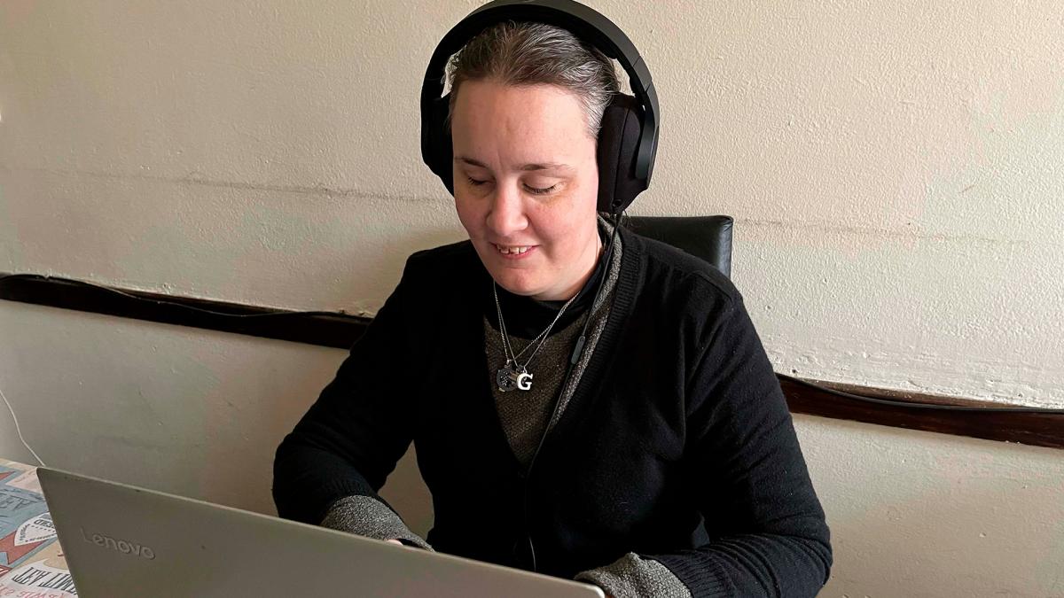 Georgina es una persona ciega y en su computadora tiene un software lector de pantalla que le permite leer el contenido digital Foto Prensa