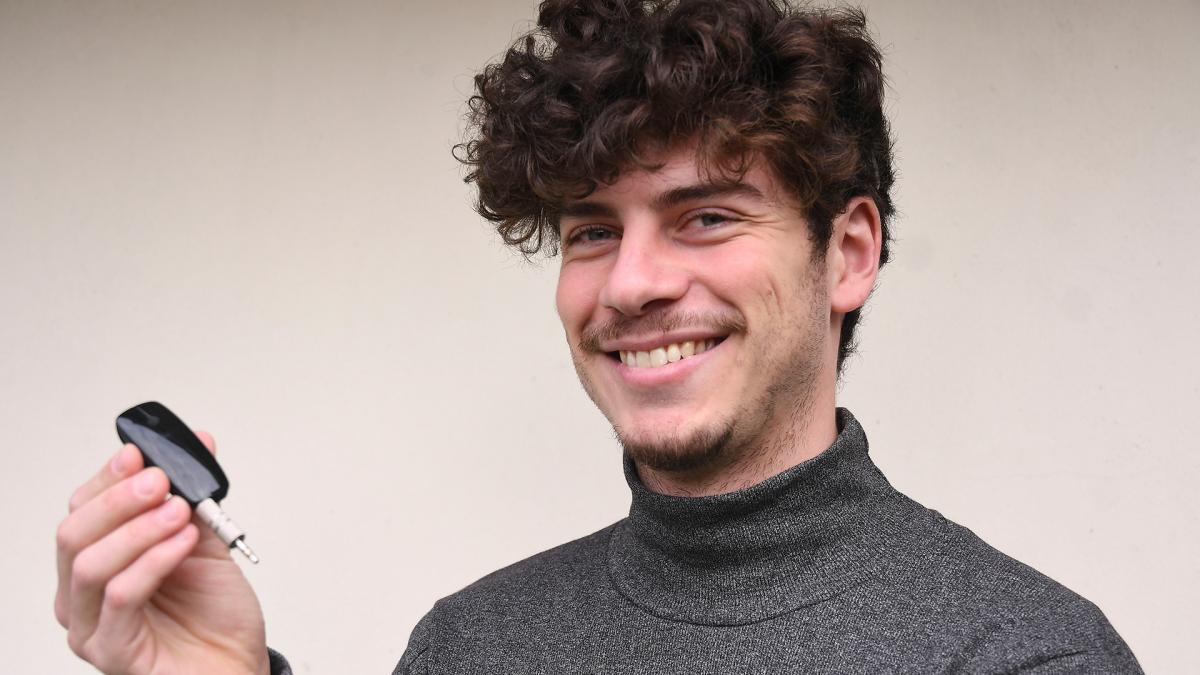 Lucas produce contenido sobre hipoacusia en sus redes sociales Foto Maximiliano Luna