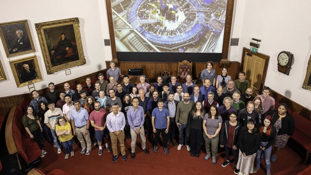 Equipo de investigadores del experimento Muon g2 en el Laboratorio Nacional de Aceleradores Fermi Fermilab