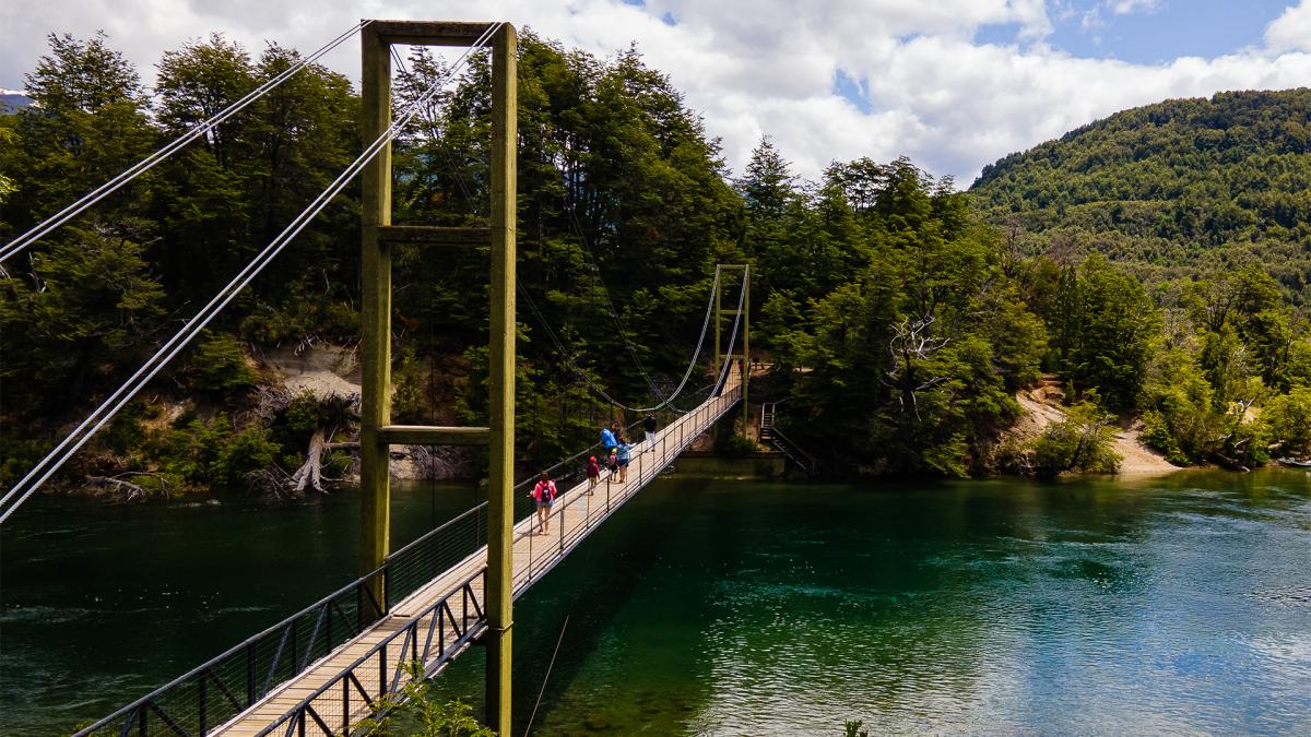 A orillas del ro Arrayanes es posible desarrollar actividades como trekking pesca deportiva y kayak y acceder a campings y alojamientos comedores y proveeduras Foto Prensa