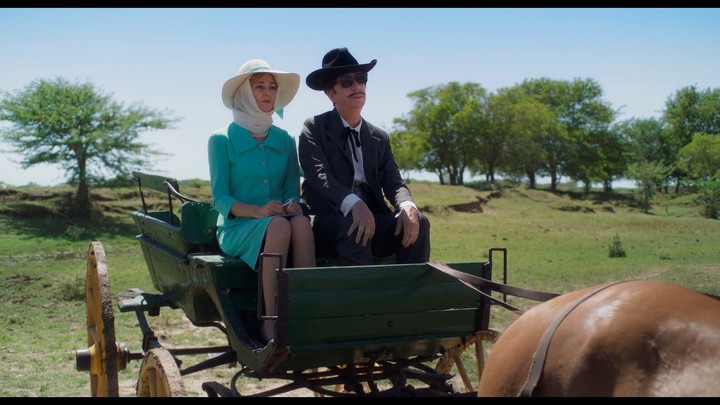 Carola Reyna es una empleada estatal y Diego Capusotto, un estanciero (entre otros personajes). Foto: Prensa