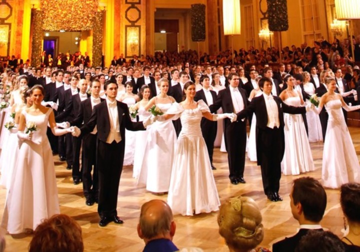 Protocolo de la danza del vals en Viena. "Danubio azul" es el himno no oficial de Austria. Foto: AFP