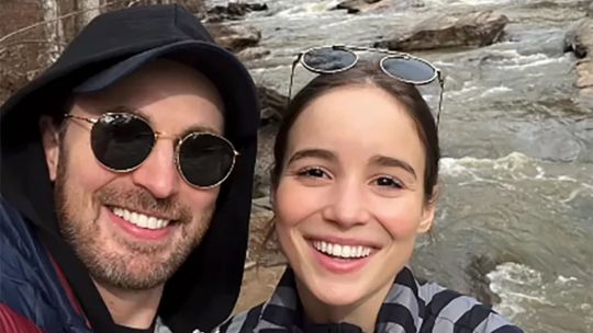 Alba Baptista y Chris Evans